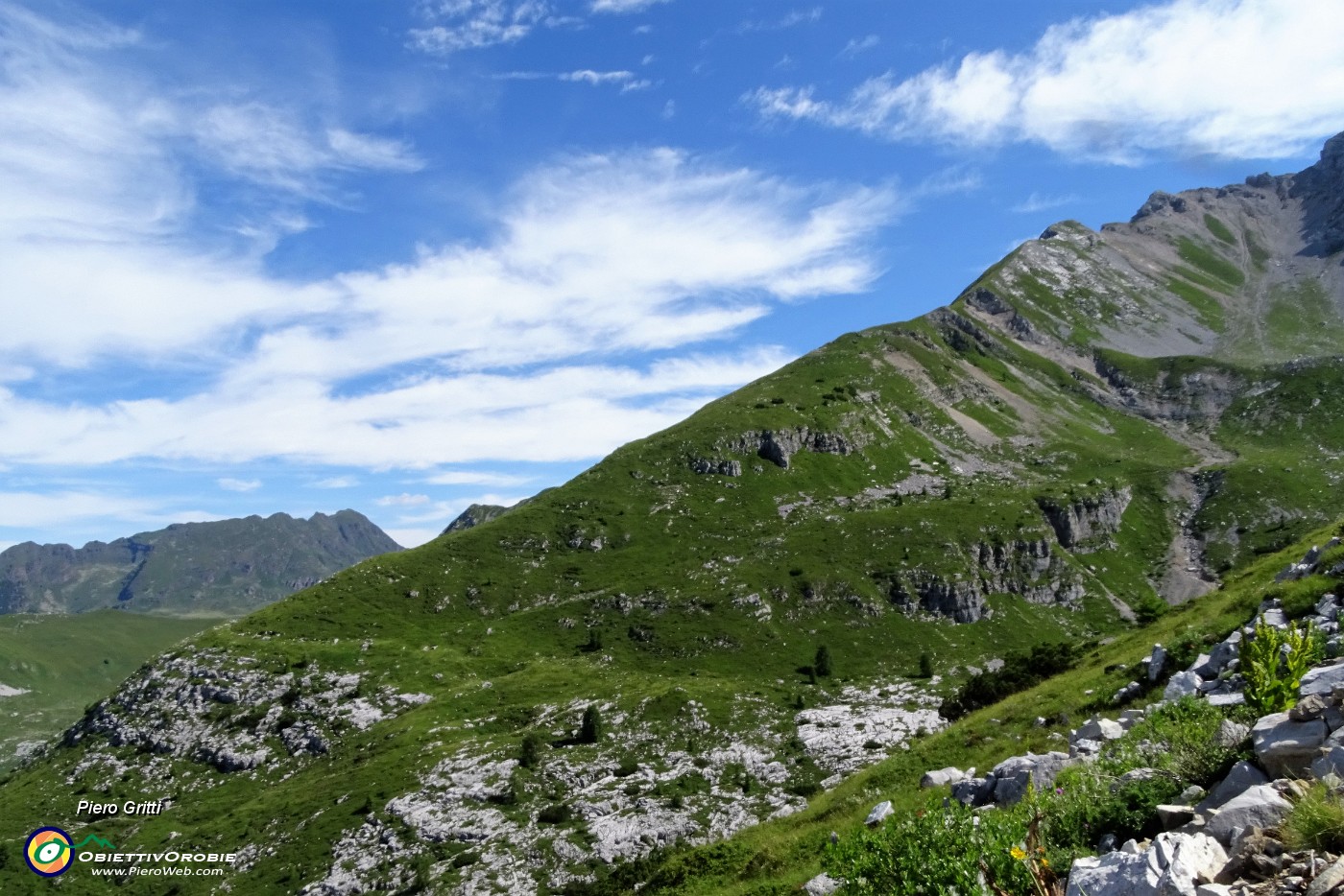 14 Val d'Arera, in alto il sentiero dei fiori di andata 244, in basso il 222 di ritorno.JPG